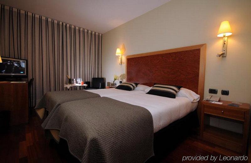 爱科赛德利西亚广场酒店 萨拉戈萨 客房 照片